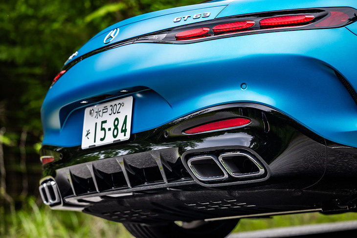 エキゾーストエンドを一体化したハイグロスブラックのディフューザーが採用されるのも「メルセデスAMG GT」の特徴。アクセルペダルを踏むほどに、4リッターV8ツインターボが放つビートの効いたサウンドが耳に届く。