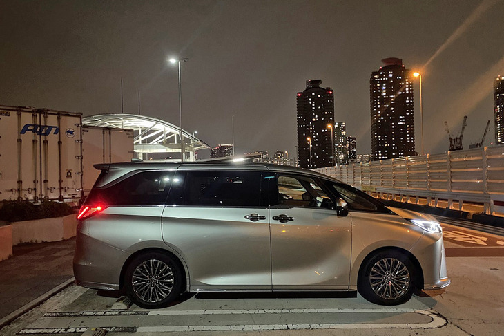 今回は、ゆとりあるぜいたくな後席が自慢の4人乗りモデル「LM500h“エグゼクティブ”」に試乗した。車両本体価格は2000万円。外板色は写真の「ソニックチタニウム」を含む、「ソニッククォーツ」「グラファイトブラックガラスフレーク」「ソニックアゲート」の全4色展開となる。