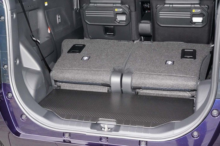 デッキボードがスタンダードのままで後席を倒すと段差ができてしまうが……