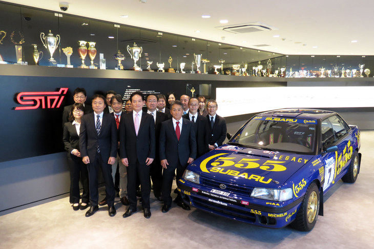 「スバル・レガシィRS Gr-A」（1993年）と、STIの関係者。