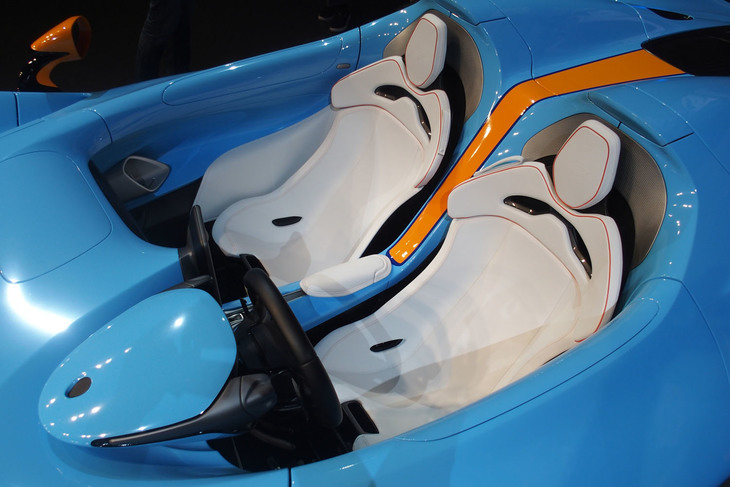 カーボンシェルのバケットシートを搭載する。表皮は4層のポリウレタンからなるウルトラファブリック製。