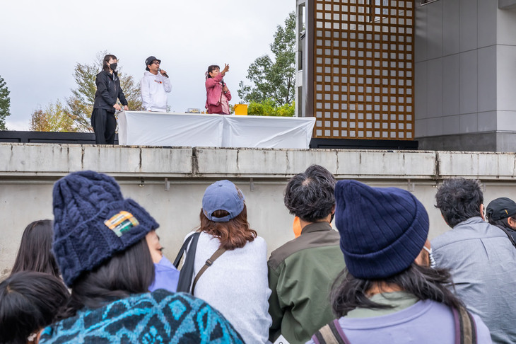 メインステージでは、ルノーグッズが当たるプレゼント抽選会も行われた。MCを担当したモータージャーナリストの竹岡 圭さんが番号を読み上げるたびに、あちこちで声が上がった。