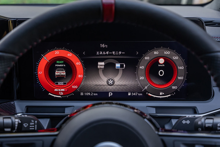 「nismo」のロゴが入った12.3インチの液晶メーターパネルを採用。画面表示は「ノート オーラNISMO」専用のデザインになっている。