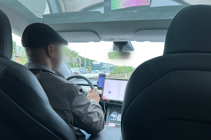 2024年、筆者がパリで乗車したライドシェア車両「テスラ・モデルY」の車内にて。