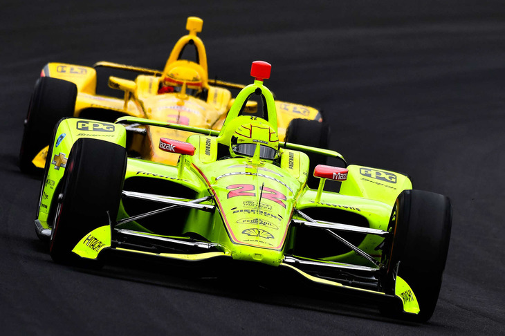 他のマシンの背後について空気抵抗を低減し、燃料消費を抑えるのも戦術のひとつ。常にアクセル全開と思われがちなインディ500だが、燃費も重要なファクターなのだ。