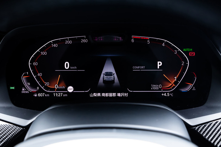 日本導入モデルは「BMWライブコックピット」と呼ばれる12.3インチサイズのマルチディスプレイメーターパネルを標準装備している。