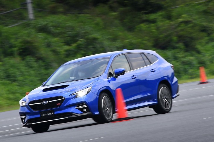 新開発の電動パワーステアリングとサスペンションが与えられた新型「レヴォーグ」。ナチュラルなハンドリングと上質な乗り心地が追求されている。