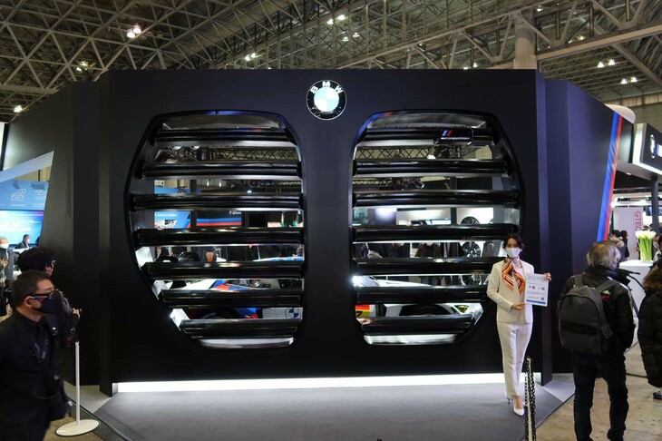 巨大なキドニーグリルが正面に据えられた、東京オートサロン2023のBMWブース。