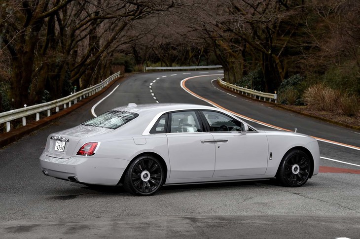 【ロールス・ロイス・ゴーストのスペック】
	ボディーサイズ：全長×全幅×全高＝5546×2148×1571mm／ホイールベース：3295mm／車重：2490kg／駆動方式：4WD／エンジン：6.75リッターV12 DOHC 48バルブ ツインターボ／トランスミッション：8段AT／最高出力：571PS（420kW）/5000rpm／最大トルク：850N・m（86.7kgf・m）/1600-4250rpm／タイヤ：（前）255/40R21 102Y／（後）285/35R21 105Y（ピレリPゼロ）／燃費：15.2-15.7リッター/100km（約6.4-6.6km/リッター、欧州複合モード）／価格：4506万8150円（試乗車の場合。オプション装備の価格を含む）
	
	【取材時の燃費データ】
	テスト距離：230.1km（市街地1：高速道路7：山岳路2）／使用燃料：--リッター（ハイオクガソリン）／参考燃費：--km/リッター（満タン法）／5.2km/リッター（車載燃費計計測値）