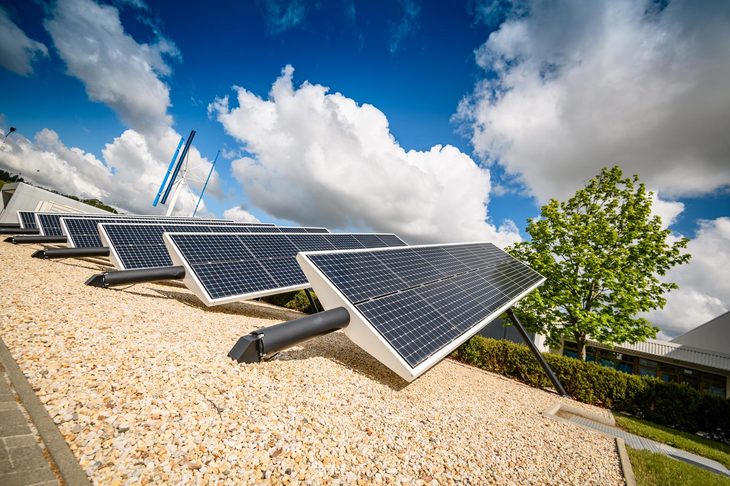 ツヴィッカウ工場は2013年12月にコジェネレーションプラントが稼働。2014年には約900平方メートルの太陽光発電装置も設置され、今日では約9万kWの電力が組み立てラインに供給されている。