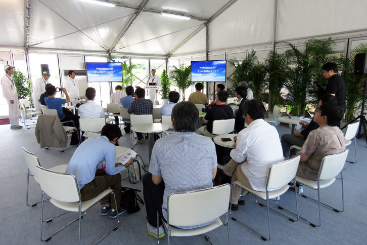 電動パワートレインの戦略に関する技術説明の様子。ホンダでは電動車開発の専任組織である「EV開発室」を創設。研究開発を加速させているという。