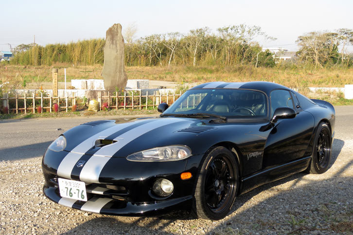 千葉は九十九里町にて、竹久夢二の詩碑と「ダッジ・バイパー」。