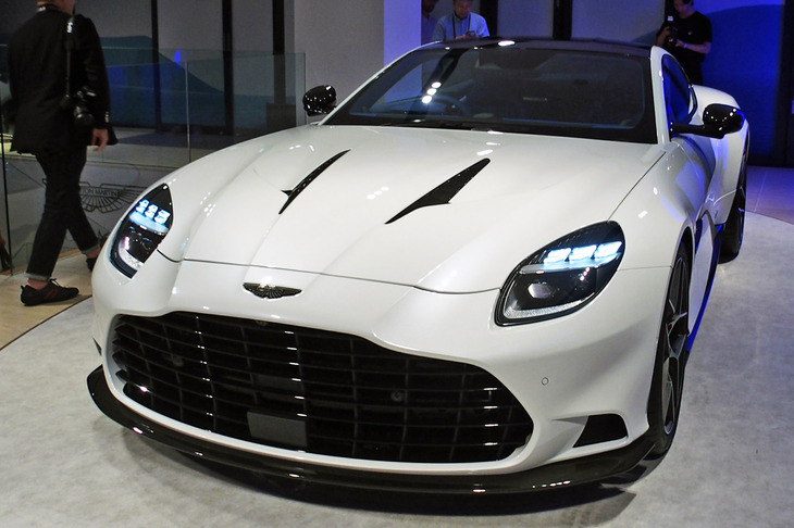 ベネチアでの世界初公開に合わせて、日本でもお披露目された新型「アストンマーティン・ヴァンキッシュ」。