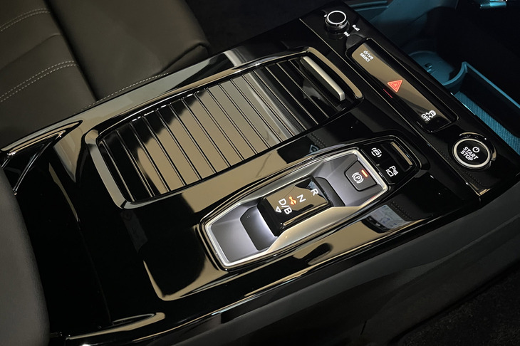 スイッチ式のシフトセレクターを採用。ソフトラップと呼ばれるトリムがドアからコックピット全体、そしてセンターコンソールにまでシームレスに広がる。