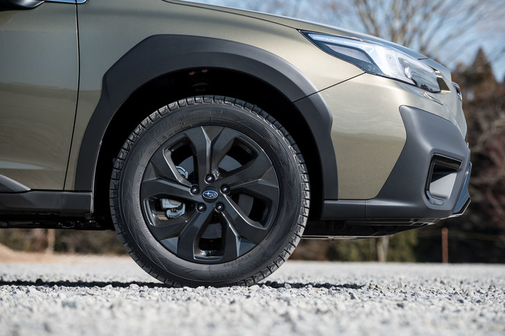 タイヤサイズは225/60R18。冬季の取材だったこともあり、試乗車には横浜ゴムのスタッドレスタイヤが装着されていた。