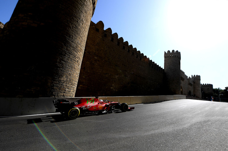 もともと低速コーナーは得意だったフェラーリゆえに低速だらけのモナコGPでの善戦はある程度理解できたが、2.2kmもの全開区間を持つアゼルバイジャンGPのバクーでも最初から速さをみせ、周囲を驚かせた。前車のスリップストリームを生かし、シャルル・ルクレール（写真）が2戦連続ポール獲得。またも赤旗中断に助けられたものだったが、中断なしでも十分ポールは狙えたと本人は自信をのぞかせた。しかし本番のレースではペースが伸び悩み、スタートでトップを守るもズルズルと後退。今季3度目の4位でゴールした。予選Q3最後に角田裕毅のクラッシュを避けマシンを壊したカルロス・サインツJr.は、予選5位からのレース。途中でコースオフするミスを犯すも、8位入賞を果たしている。（Photo=Ferrari）