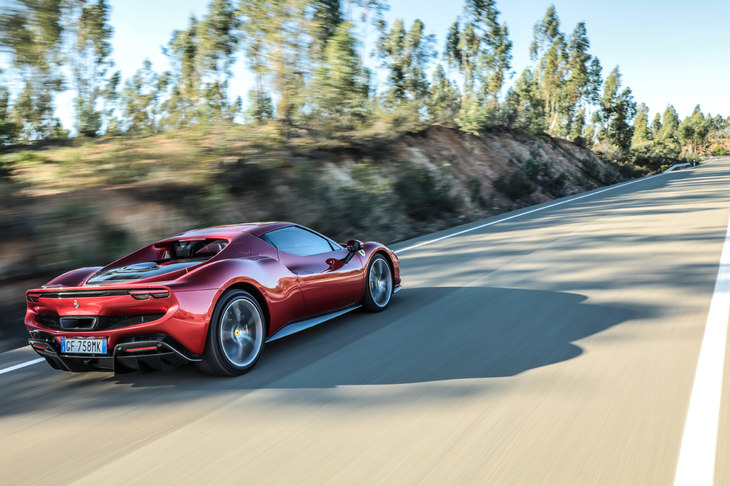 モーターの最高出力は167PS、
	最大トルクは315N・mで、135km/hまでの車速ならEV走行が可能。ペダルワークを気にすれば、高速道路や上りのワインディングロードでも電気だけで走ることができた。