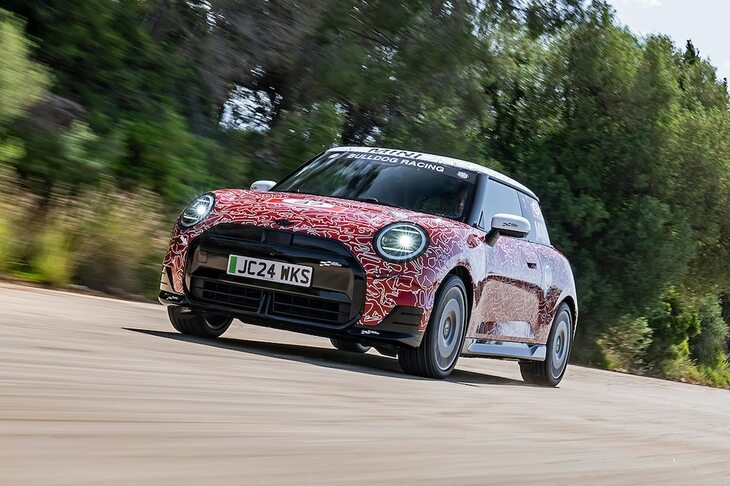 最もスポーティな電動の「MINI」には、エプロンとグリルに大型のエアベントが装備される。