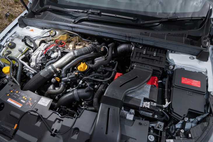 最高出力300PSを発生する1.8リッター直4ターボエンジン。随所にモータースポーツの知見が生かされており、ターボチャージャーの軸受けにはセラミックボールベアリングを用いることで応答性を高めている。