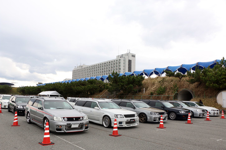 大磯ロングビーチに全国より集結した336台のオーテック車。同イベントは、オーテックジャパンの本拠地である神奈川県茅ヶ崎市からほど近い場所にオーテック車が集結することから、「湘南里帰りミーティング」と名付けられている。