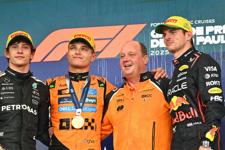 F1第21戦サンパウロGPを制したマクラーレンのランド・ノリス（写真左から2番目）、2位に入ったメルセデスのアンドレア・キミ・アントネッリ（同左端）、3位でレースを終えたレッドブルのマックス・フェルスタッペン（同右端）。（Photo=Getty Images / Red Bull Content Pool）