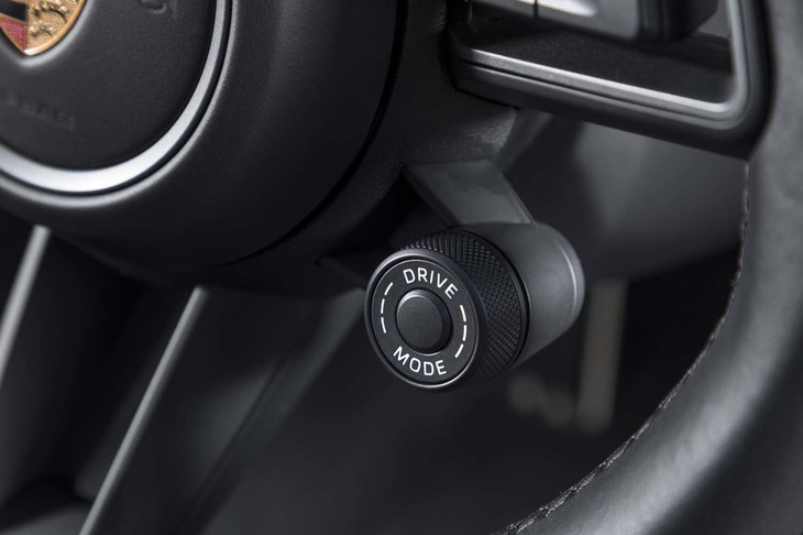 走行モードは、ステアリングホイールのセンター右下に設けられたダイヤルでも変更できる。
