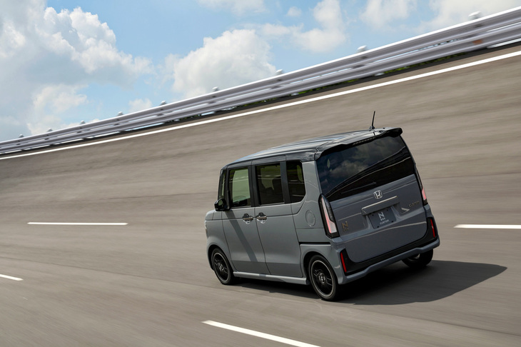 車体については、ルーフライニングの基材構成を変更したり、フロアカーペットに遮音層フィルムを追加したりして、静粛性の向上が図られている。