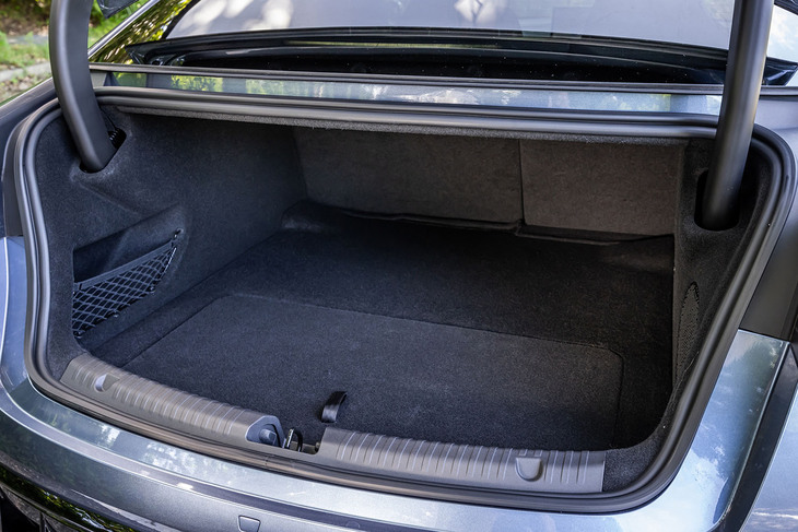 荷室容量は400リッター。トランクリッドには、ワンタッチ開閉機能が備わっている。リアシートの背もたれには40：60分割機能が備わり、前方に倒すことができる。