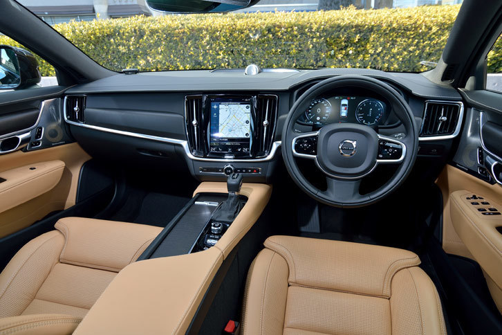 温かみを感じさせる色調のインテリアが冬にはうれしい。テスト車には、ドアのインナーパネルやインパネ上部などの全19スピーカーで構成される「Bowers & Wilkinsプレミアムサウンド・オーディオシステム」が装着されていた。