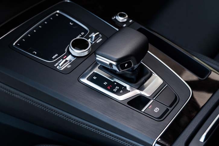 シフトセレクターはパームレストとして使用することができる。その前方、シルバー加飾で囲われた場所が手書き入力パッド。