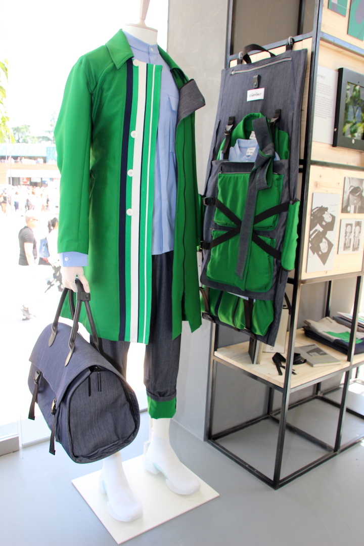 STAFF ONLYによる作品のメインカラーはグリーン。英国グリニッジパークで目にした自然や草の香りをイメージした。コートやパンツの折り返しにあしらったストライプは、グリニッジ子午線を意味すると共に、MINIのエンジンフードに施されたデコレーションストライプを連想させる。
