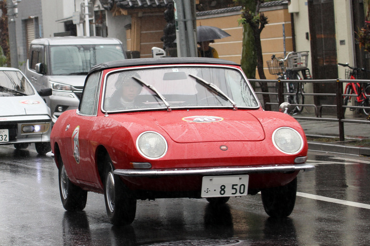 1967年「フィアット850スパイダー」。リアエンジンの「同850ベルリーナ」のシャシーに、ベルトーネ時代のジウジアーロの手になる2座ボディーを載せた軽快なモデル。ヘッドライトは「ランボルギーニ・ミウラ」に流用された。