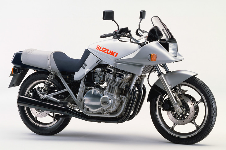 1982年式「GSX750S」。「カタナ」がデビューしたころの日本では、まだメーカーによる750ccの自主規制があったため、750ccのエンジンを搭載した同車が販売された。刺激が強いという理由から車名に「カタナ」はつかず、「刀」のロゴステッカーは付属品扱いだった。