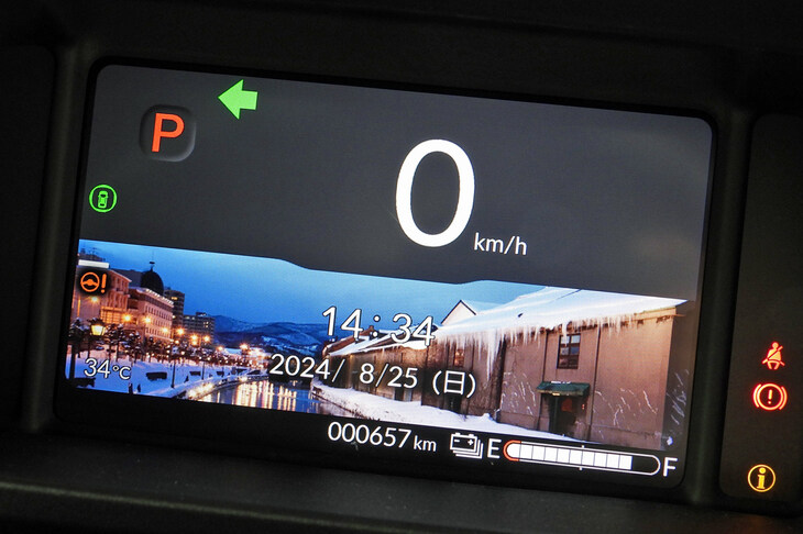 上級モデルの液晶メーターには、ちょっとおもしろいエンタメ機能も。カレンダーを起動すると、ランダムで国内100カ所の観光地の画像が表示されるのだ。ちなみに当記事の取材日は夏の8月だが、このとき表示されたのは、雪に覆われた冬の函館だった。