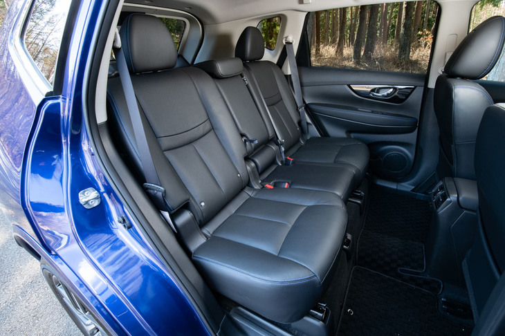 ガソリン車の2列目シートは4：2：4の3分割可倒式。6：4分割のスライドおよびリクライニング機構も備わる。