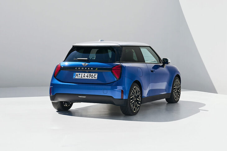 「MINI」の全幅、全高、ホイールベースはわずかに大きくなったが、全長は3.86mとコンパクトなままだ。