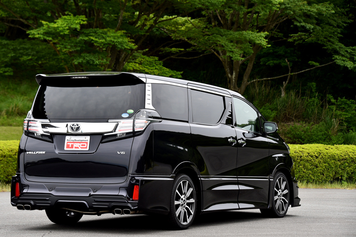 テスト車のリアビュー。サイドスカートやリアバンパースポイラーなどのエアロパーツを装着することで、「TRDならではの走りを予感させる造形」が追求されている。