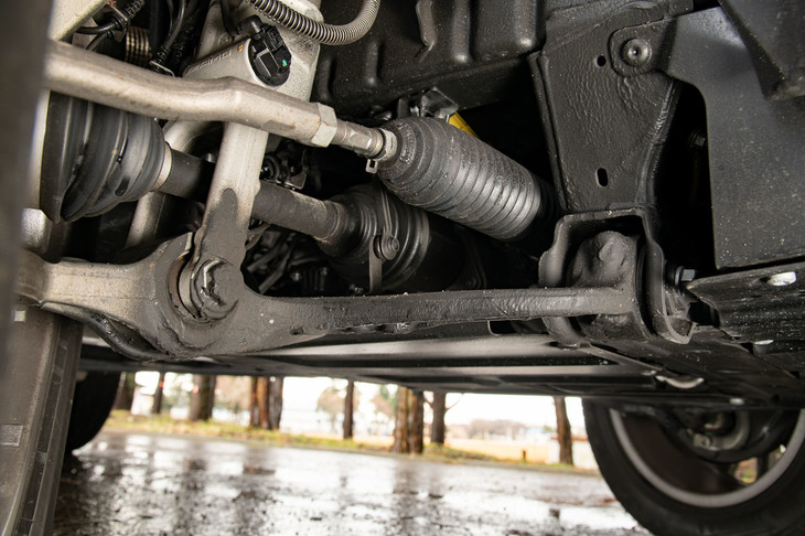 フロントサスペンションがリジッド式からダブルウイッシュボーン式の独立懸架となったのも新型の特徴だ。