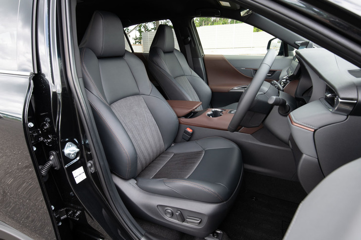 内装色にはブラック、ブラックとブラウンのツートン、ブラックとグレーのツートンなどを用意。シートにも合皮とファブリックのコンビタイプ（写真）などに加え、本革表皮のものが用意される。