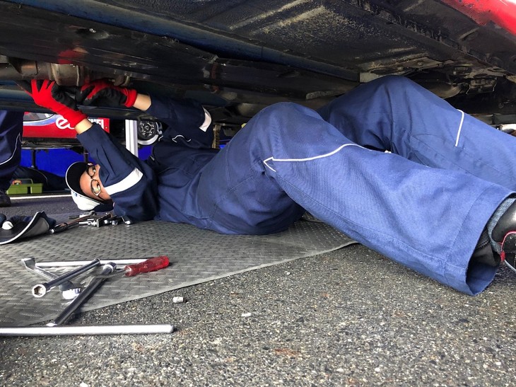 専有走行が終了したらすぐに予選に向けてのメンテナンスです。今回はかなりの作業量（笑）！ ディーラーメカニックさんにとっては慣れない環境と作業でしたが、チームのメカニックさんからアドバイスを受けながら作業を終えました。