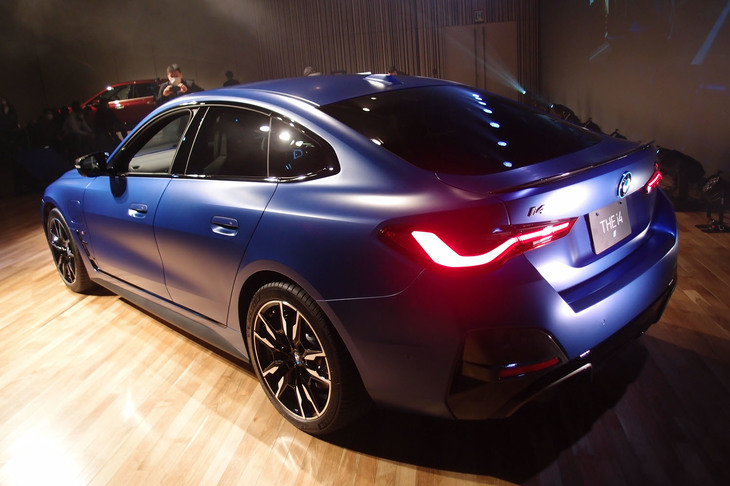 エクステリアの基本デザインは「4シリーズ グランクーペ」に準じている。