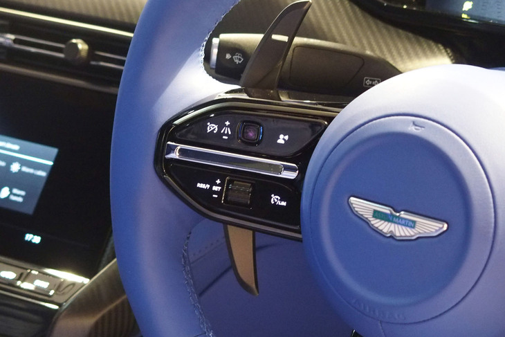 アストンマーティン・ヴァンキッシュ（ステアリングホイール左側スイッチ）