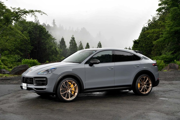 【ポルシェ・カイエン ターボGTのスペック】
	ボディーサイズ：全長×全幅×全高＝4939×1989×1653mm／ホイールベース：2895mm／車重：2275kg／駆動方式：4WD／エンジン：4リッターV8 DOHC 32バルブ ターボ／トランスミッション：8段AT／最高出力：640PS（471kW）/6000rpm／最大トルク：850N・m（86.7kgf・m）/2300-4500rpm／タイヤ：（前）285/35ZR22 106Y／（後）315/30ZR22 107Y（ピレリPゼロ コルサ）／燃費：14.1-14.1リッター/100km（約7.0-7.0km/リッター、WLTCモード）／価格：2851万円
	
	【取材時の燃費データ】
	テスト距離：288.6km（市街地1：高速道路7：山岳路2）／使用燃料：49.5リッター（ハイオクガソリン）／参考燃費：5.8m/リッター（満タン法）／5.6km/リッター（車載燃費計計測値）