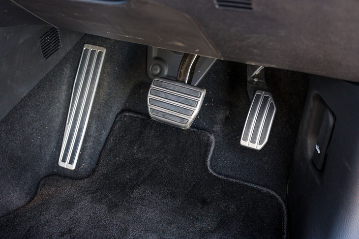 アルミペダルは「P」「Pエグゼクティブパッケージ」に標準装備。これまでは黒いペダルとカーペットむき出しのフットレストだった。