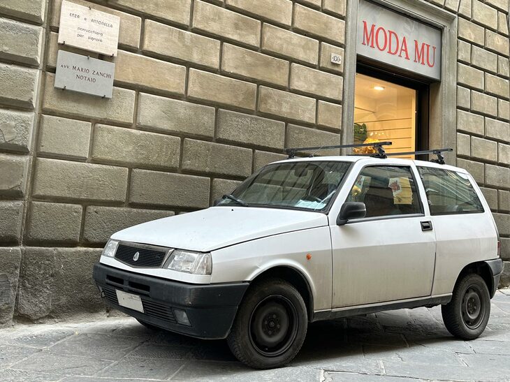 「アウトビアンキY10」は、今日でも街乗り用に使われている例を見かける。2024年2月、シエナ旧市街で撮影。