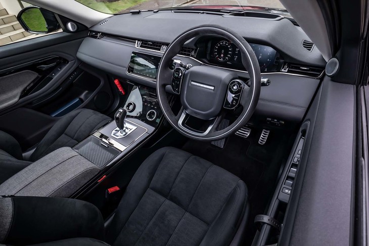 「レンジローバー」の上級モデル「ヴェラール」との血縁関係を感じさせる質感を持つインテリアデザイン。最新のデジタルデバイスを積極的に取り入れながら、環境にも配慮がなされた内装材が使用されている。