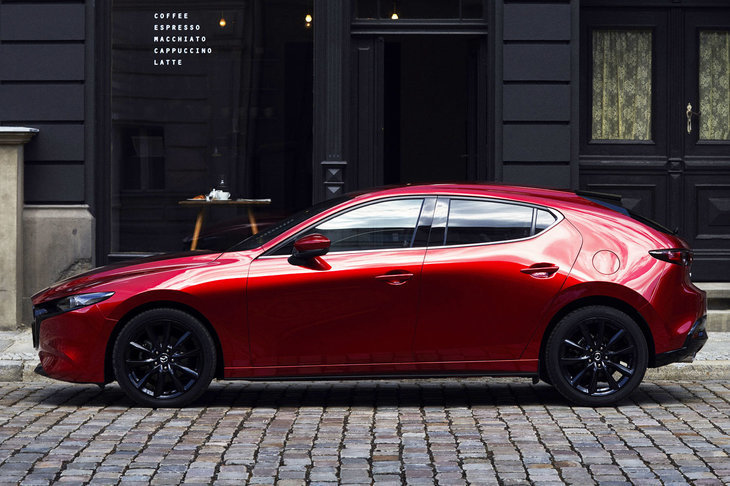 マツダは現在、「マツダ3ファストバック」（写真）やコンパクトカー「マツダ2」、SUV「CX-5」など、さまざまなモデルにディーゼル車をラインナップしている。