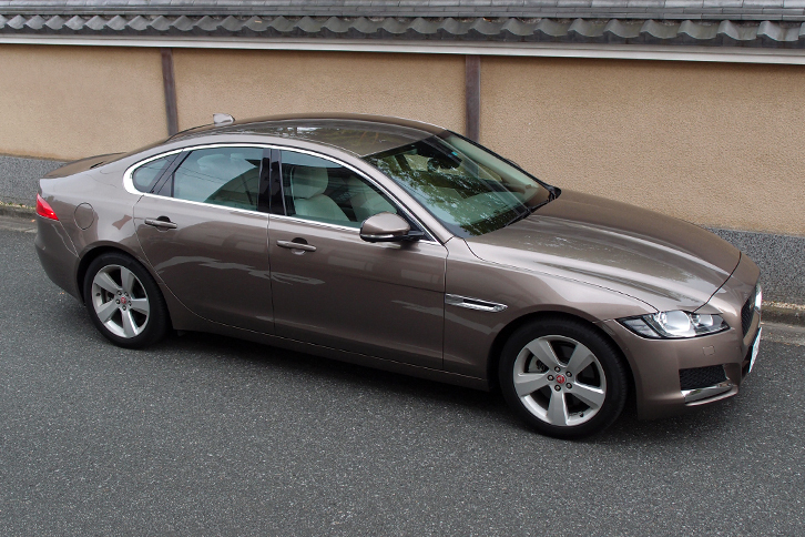 サスペンションの形式は、フロントがダブルウイッシュボーンでリアがインテグラルリンク式。足まわりを構成するパーツの多くにはアルミ材が用いられている。