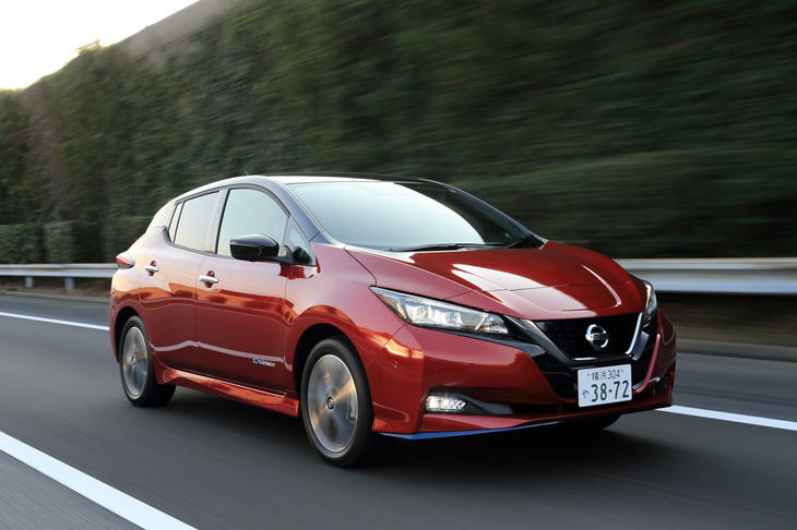 大容量バッテリーの採用により、「e＋」は80km/hから100km/hへの加速時間を標準車から約15％短縮。最高速度も約10％向上している。