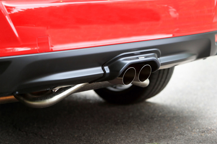 
	2018年5月に発売された「パフォーマンスマフラー＆ガーニッシュキット」。標準仕様のマフラーに対し、通気抵抗を29％低減させている。

	 
	